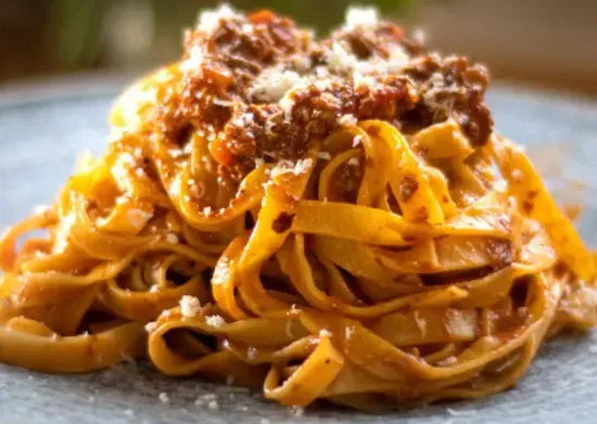 TAGLIATELLE alla BOLOGNESE