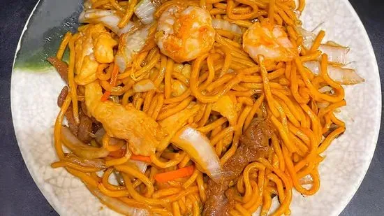 House Special Lo Mein (Chicken, Beef & Shrimp) / 本楼捞面