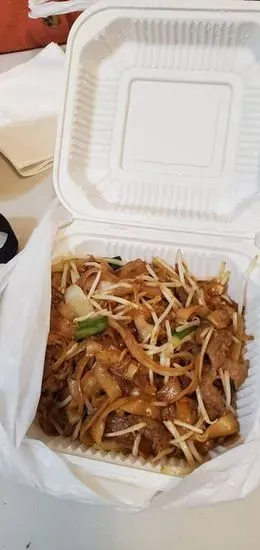 R8. Beef Chow Fun