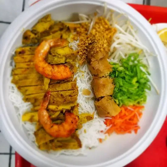 37. Shrimp & Chicken with Lemongrass & Egg Roll