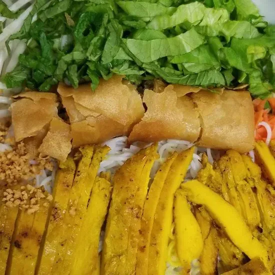 34. Chicken with Lemongrass & Egg Roll at Noodle House