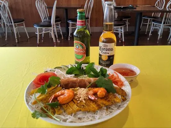 37. Barbecue Chicken  And Shrimp With Lemongrass, Egg Roll at Noodle House