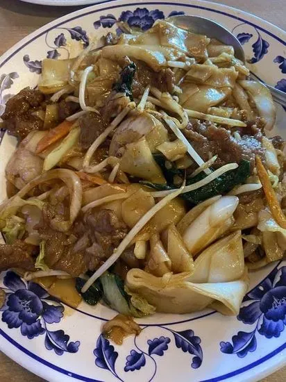 Beef Chow Fun 牛 肉 炒 河 粉