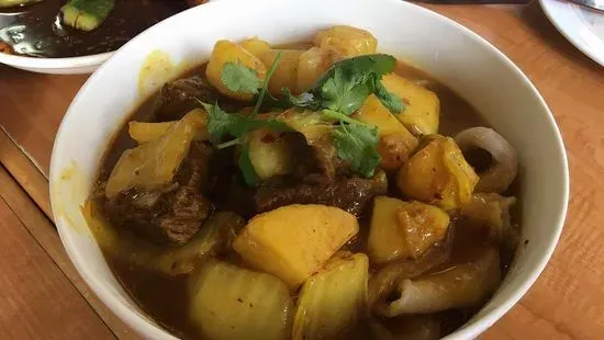 H6. Curry beef in sauce / 咖哩牛干扯面