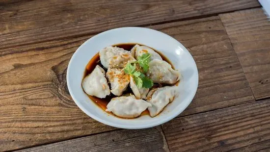 D1. Pork dumplings in sauce / 酸辣猪肉饺