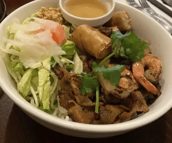 B6. Vermicelli BBQ Top Sirloin/BBQ Prawns and Egg Roll