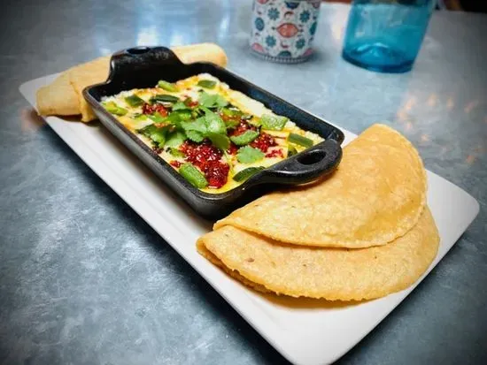 QUESO FUNDIDO CON CHORIZO