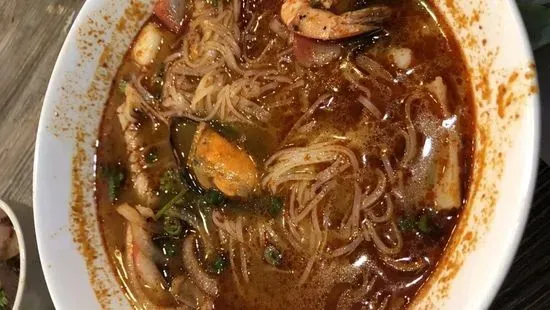 76. Phở Đồ Biển Chua Cay / 海鮮酸辣湯粉 / Hot & Sour Seafood with Small Rice Noodle Soup