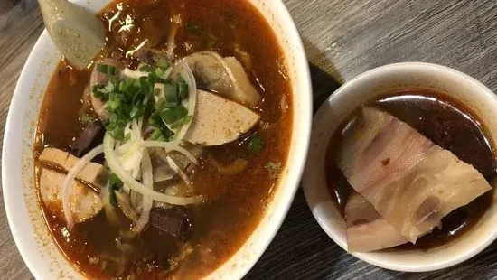 80. Bún Bò Huế / 香辣牛肉豬蹄豬血粉湯 / Hot & Spices Beef Soup with Spaghetti Noodle (Pork Leg, Pork Blood)