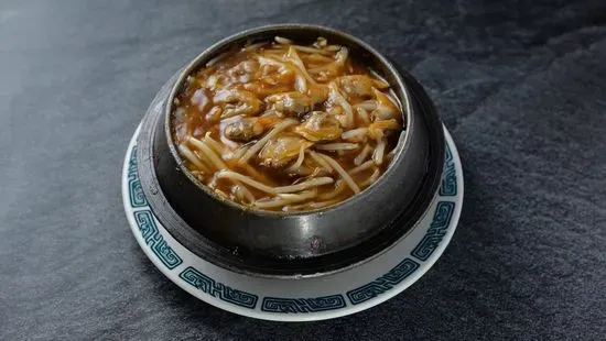 Sauteed Noodle w/Clam Meat Malaysian Sauce & Minced Pork / 馬拉盞蜆肉拉麵