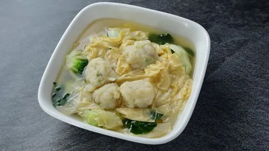 Fish Balls & vegetable in Fish Soup 鲮魚球魚湯浸白菜苗