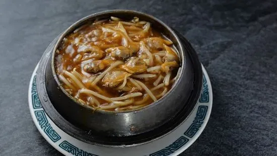 Sauteed Noodle with Clam Meat in Malaysian Sauce / 馬拉蜆肉手拉麵