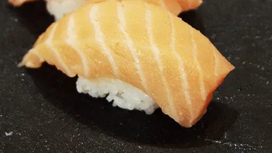 salmon nigiri