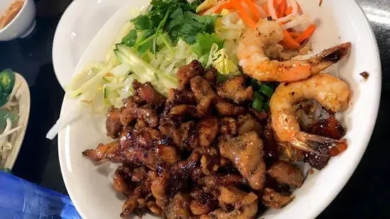 #14. Vermicelli bowl w/ Grilled Shrimps & Chicken