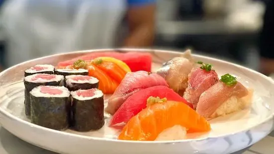 Chef choice 6pcs Nigiri, 4pcs Sashimi, Tuna Roll