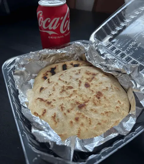 2pupusas rebueltas y 1 coca de lata 