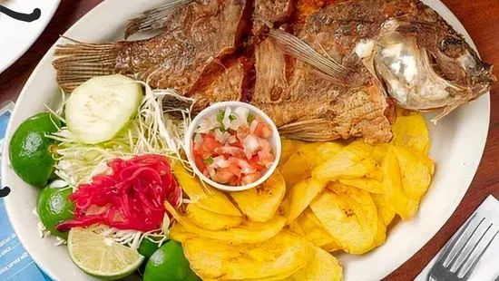 Mojarra con tajadas 