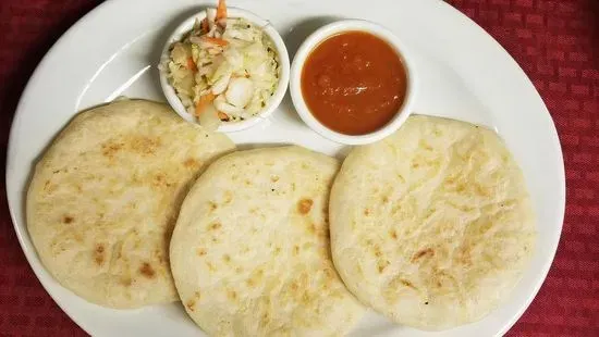 3 Pupusas de cilantro y quso // 3 cilantro and cheese pupusas 