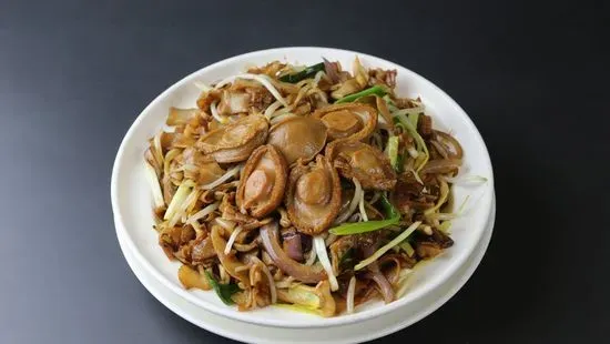 703. Deluxe Whole Abalones over Beef Chow Fun  原隻金網鮑⿂撈河粉 