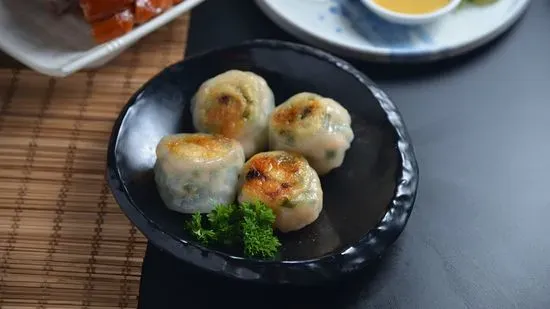 806. Grilled chive & shrimp dumplings  鮮蝦韮菜果