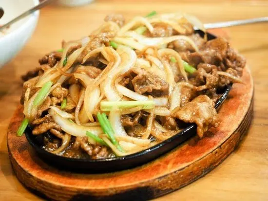 Iron Skillet Tender Beef and Onions 铁板牛肉