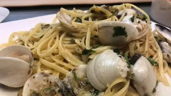 Linguini Clams with Garlic & Olive Oil