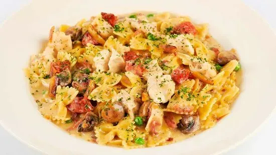 Lunch Farfalle With Chicken And Roasted Garlic