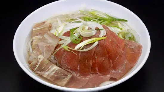 18. Rare Steak and Tendon Noodle Soup / Phở tái gân