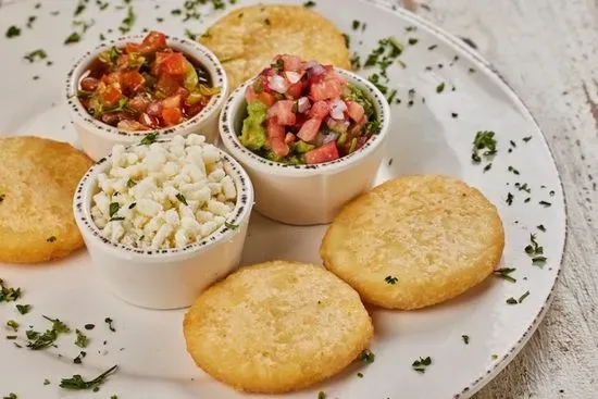 Arepitas de yuca con guacamole, hogao y queso