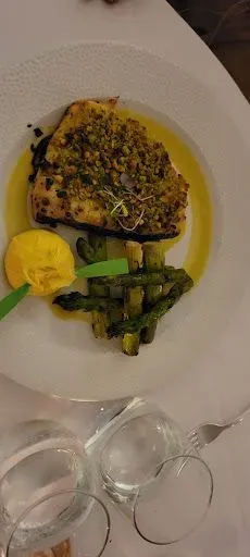 Filetto Di Branzino Mediterraneo Con Asparagi