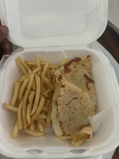 Quesadilla de Queso con Papas Fritas / Cheese Quesadilla with French Fries