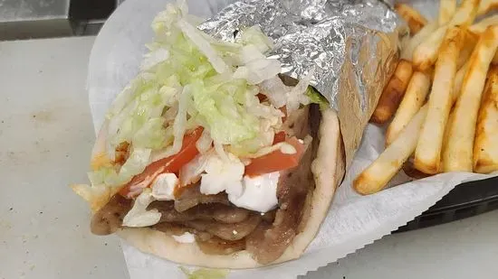 Gyro Sandwich w/Tzatziki, Lettuce, and Tomato