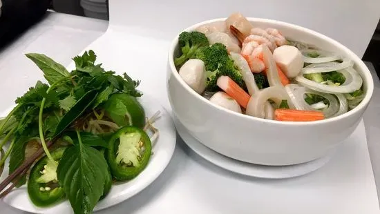 13a. Seafood Combo of Scallops, Shrimp, Squids, Imitation Crab w/rice noodle / Phở Hoặc Mì Hải Sản