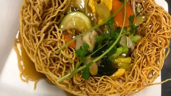 34b. Pan fry crispy chowmein w/ Chicken or Pork & mix veggies