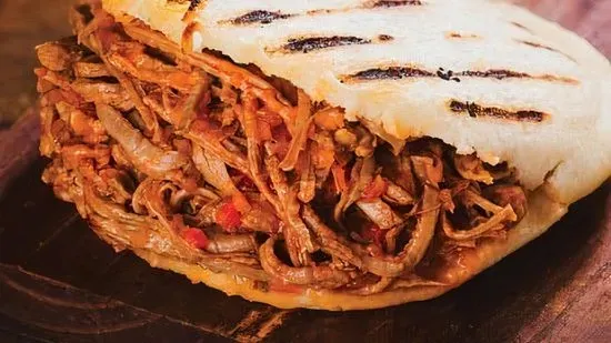 Arepa con Carne Mechada