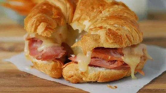 Croissant con Jamon y Queso/ Ham and Cheese Croissant