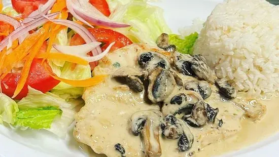 Breast in mushroom sauce pechuga en salsa de hongo