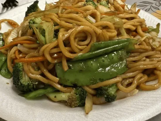 35. Vegetable Chow Mein / 菜炒面