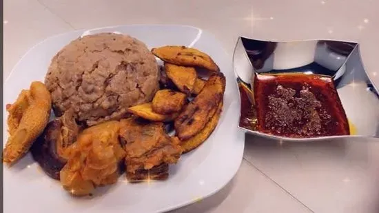 Ewa aganyin chicken and plantain 