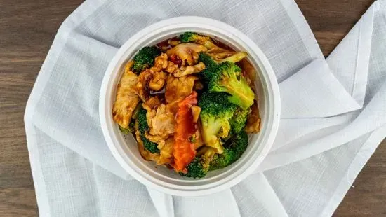 D13. Sliced Chicken with Broccoli