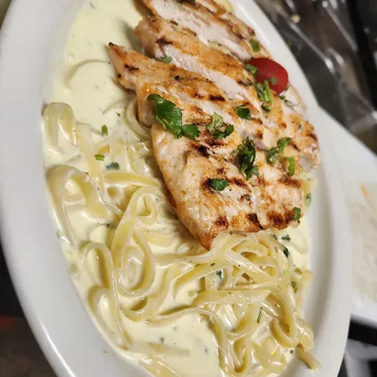 fettuccini con salsa blanca with grilled chicken