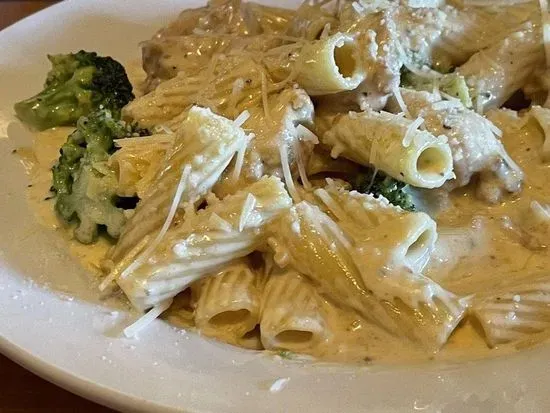 Chicken, Ziti and Broccoli Alfredo Fam