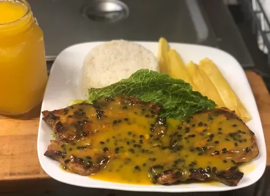 Medallones en Salsa de Maracuyá / Pork Loin Medallions in Passion Fruit Sauce