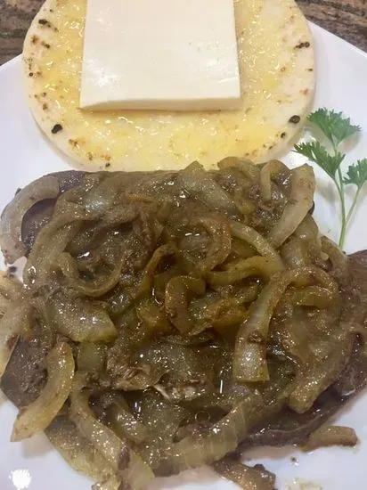 Hígado Encebollado / Liver Sautéed with Onions