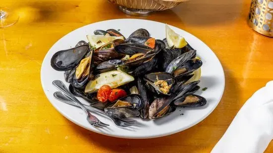 Garlicky PEI Mussels