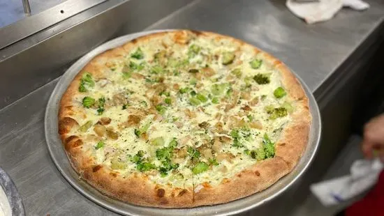 Chicken Broccoli Alfredo Pizza Small (12”)