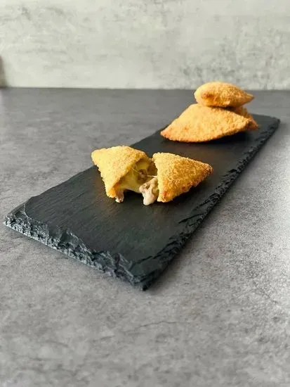 MINI CRISPY CALZONE WITH MUSHROOMS AND MOZZARELLA CHEESE