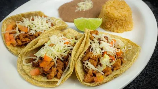 Tres Tacos con Arroz y Frijoles