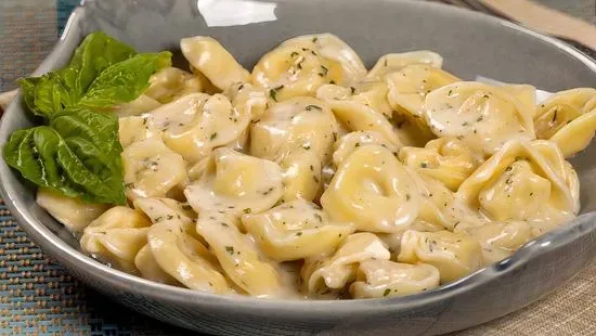 Cheese tortellini Alfredo