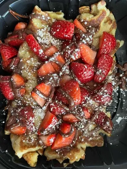 STAWBERRY N' NUTELLA CREPES